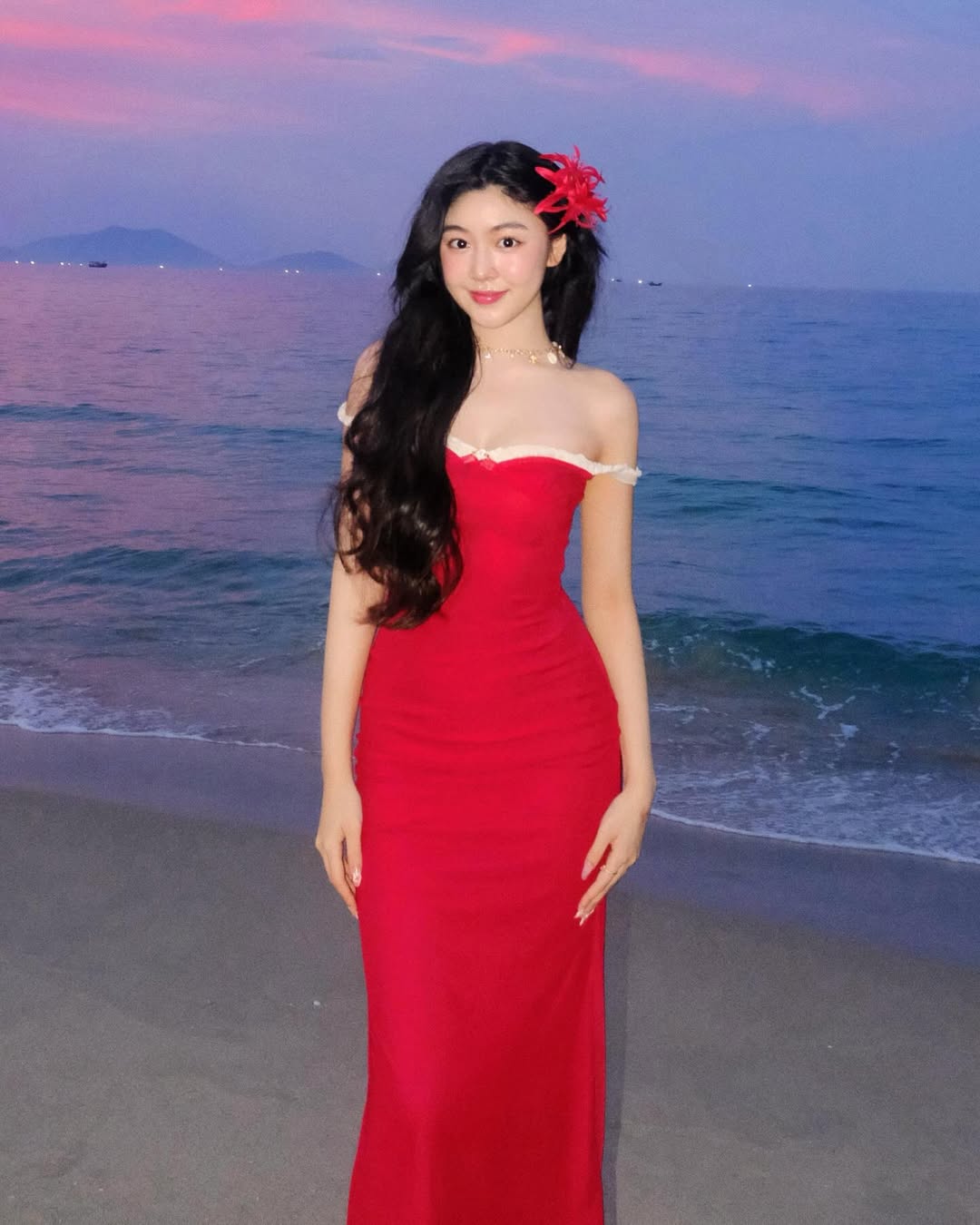 Lọ Lem kh&ocirc;ng mặc bikini, ra biển vẫn l&agrave; nữ thần!- Ảnh 4.