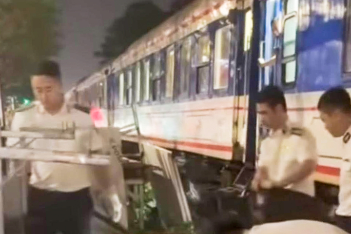 Băng qua đường sắt ở H&agrave; Nội, người đi xe m&aacute;y bị t&agrave;u hoả t&ocirc;ng tử vong- Ảnh 1.