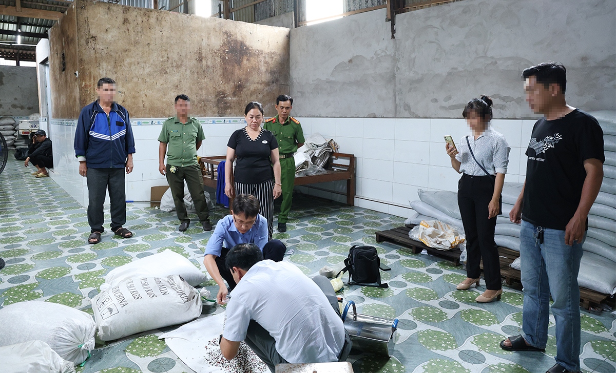 Bắt quả tang b&agrave; chủ Cao Thị Thu Hồng, thu giữ 27 tấn tang vật- Ảnh 1.