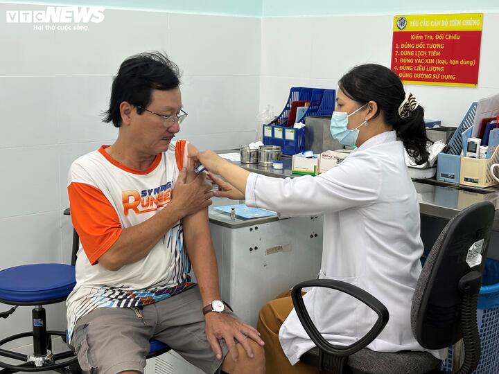 Chủ quan nghĩ cảm c&uacute;m th&ocirc;ng thường, cụ b&agrave; 83 tuổi phải thở m&aacute;y cấp cứu- Ảnh 2.