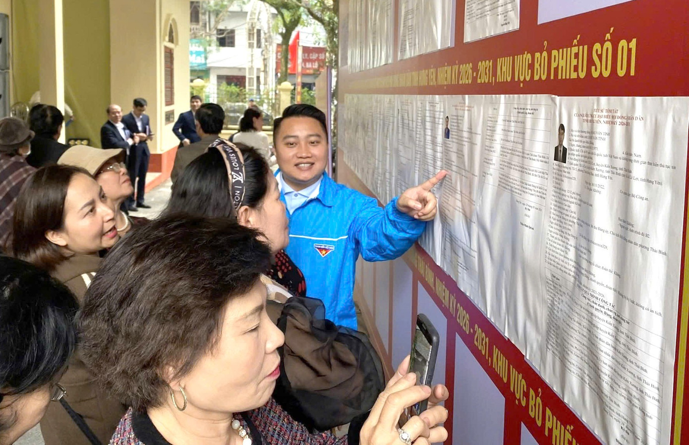 Niềm vinh dự lần đầu l&agrave;m cử tri- Ảnh 2.