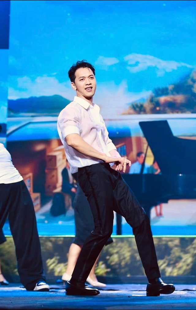 Chủ tịch ACB Trần H&ugrave;ng Huy lại g&acirc;y sốt: &ldquo;Cứ như Soobin Ho&agrave;ng Sơn phi&ecirc;n bản chủ tịch ng&acirc;n h&agrave;ng vậy&rdquo;- Ảnh 9.