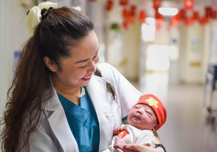 Tiếng kh&oacute;c 1,1kg v&agrave; khoảnh khắc n&iacute;n thở giữa hai sinh mạng của nữ b&aacute;c sĩ- Ảnh 1.