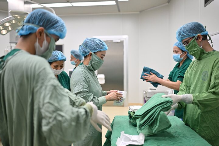 Tiếng kh&oacute;c 1,1kg v&agrave; khoảnh khắc n&iacute;n thở giữa hai sinh mạng của nữ b&aacute;c sĩ- Ảnh 3.