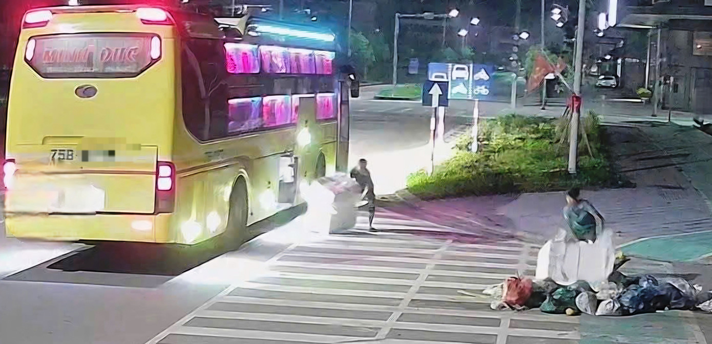 Nh&acirc;n vi&ecirc;n xe kh&aacute;ch dừng ven đường để &ldquo;l&agrave;m bậy&rdquo; v&agrave; c&aacute;i kết- Ảnh 1.