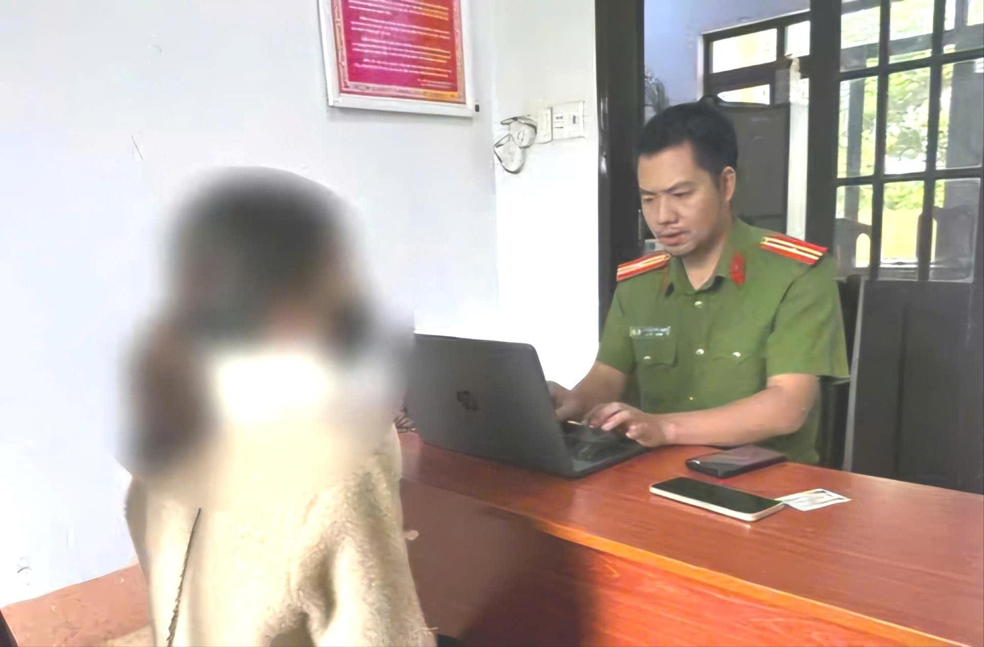 Giao dịch để nhận m&oacute;n h&agrave;ng chứa 50.000 USD to&agrave;n tiền mặt, người phụ nữ L&acirc;m Đồng bị c&ocirc;ng an điều tra- Ảnh 1.