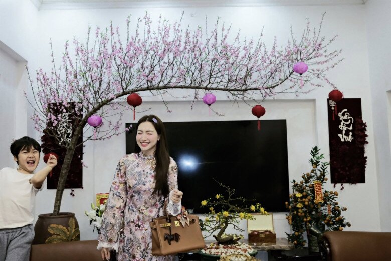 Đại &uacute;y Thăng Văn Cương chăm s&oacute;c con trai H&ograve;a Minzy trong căn biệt thự bề thế ở Bắc Ninh- Ảnh 13.