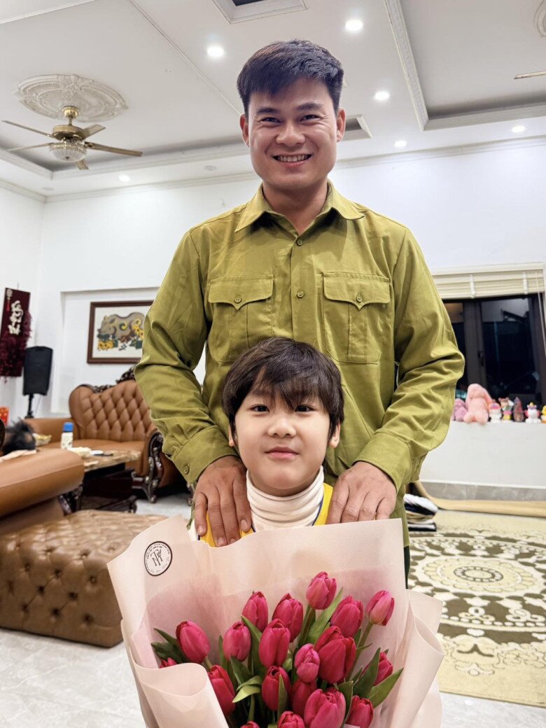 Đại &uacute;y Thăng Văn Cương chăm s&oacute;c con trai H&ograve;a Minzy trong căn biệt thự bề thế ở Bắc Ninh- Ảnh 14.