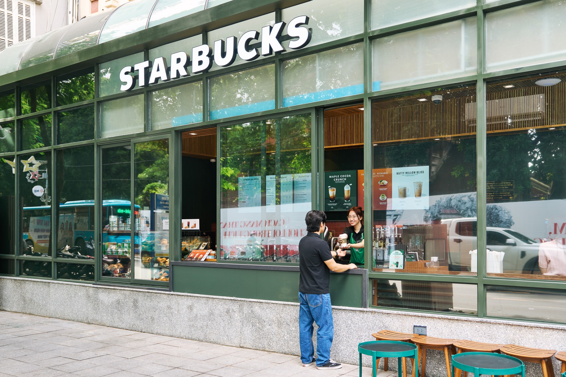 Starbucks Việt Nam ph&aacute;t đi th&ocirc;ng b&aacute;o khẩn- Ảnh 2.