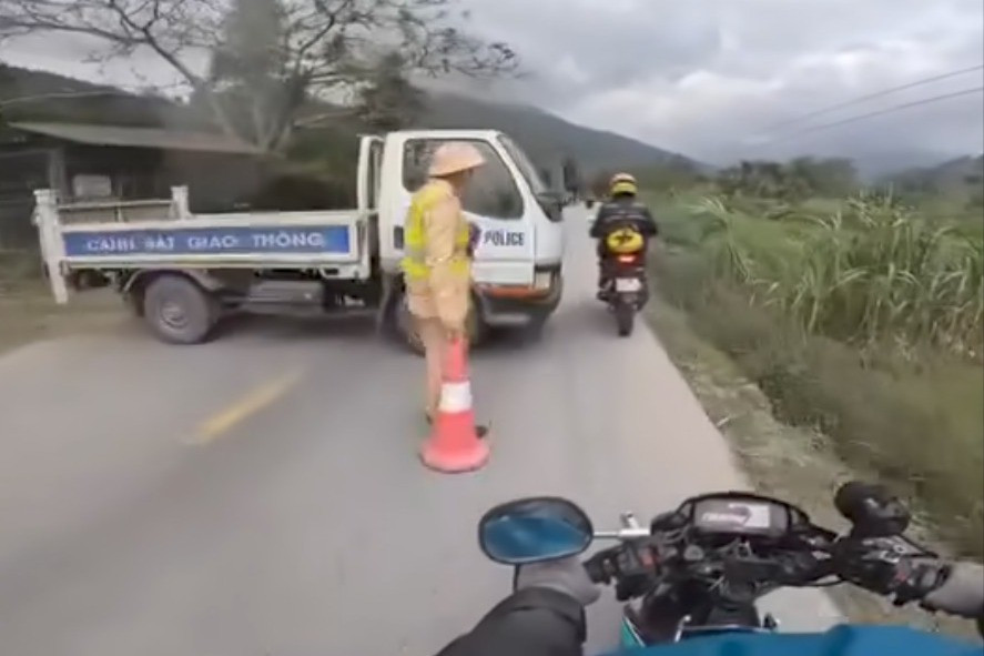 Cục CSGT l&ecirc;n tiếng về th&ocirc;ng tin CSGT d&ugrave;ng xe c&ocirc;ng vụ chắn ngang đường để dừng phương tiện- Ảnh 1.