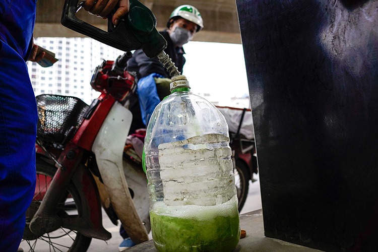 Tuyệt đối KH&Ocirc;NG l&agrave;m h&agrave;nh động n&agrave;y sau khi mua xăng dầu, v&igrave; c&oacute; thể ảnh hưởng t&iacute;nh mạng- Ảnh 1.