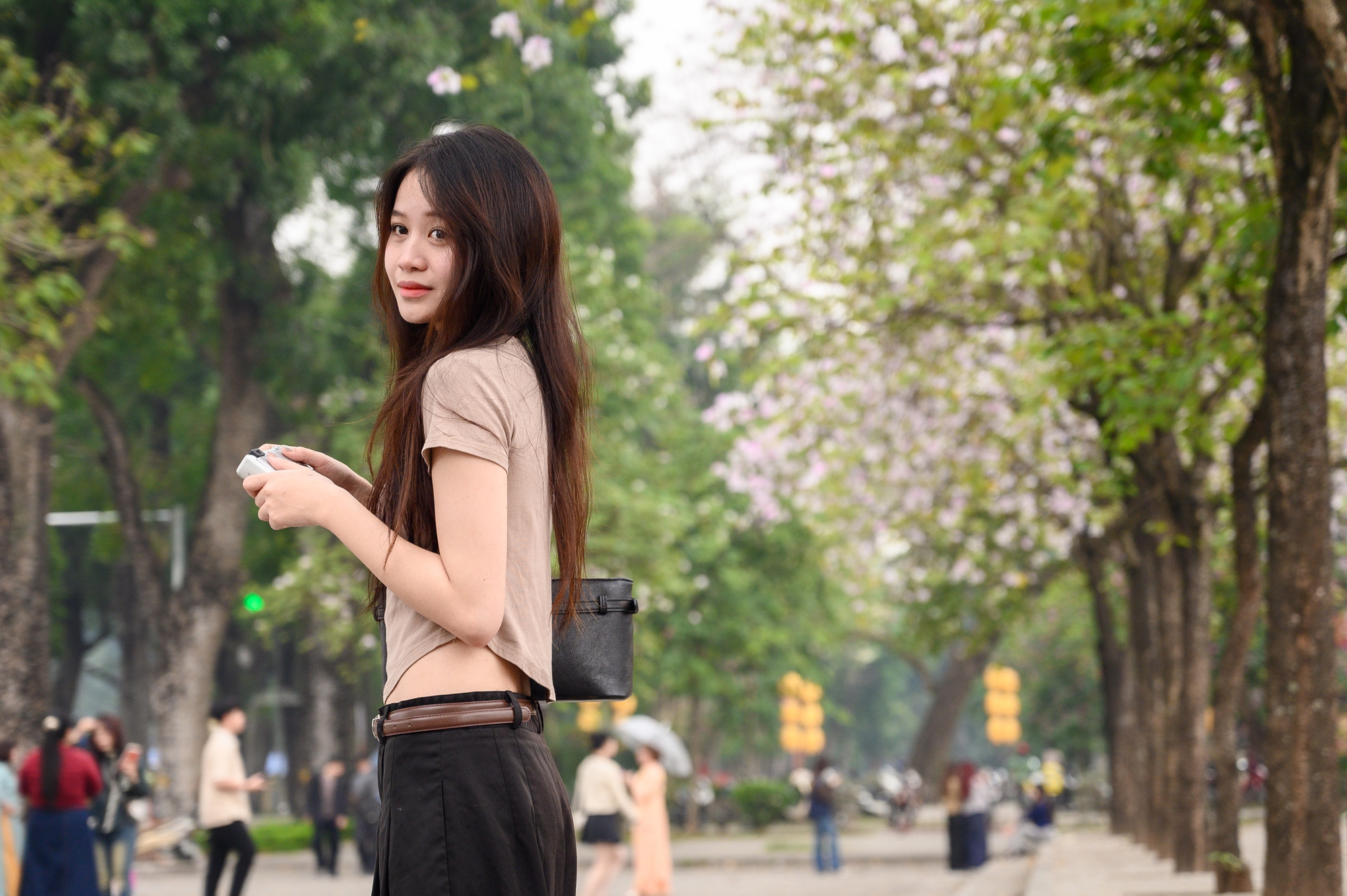 Cả H&agrave; Nội ph&aacute;t sốt v&igrave; những c&acirc;y hoa n&agrave;y: Chỗ đẹp như ng&ocirc;n t&igrave;nh, nơi đ&atilde; x&aacute;c xơ - đi nhầm ph&iacute; c&ocirc;ng v&ocirc; &iacute;ch!- Ảnh 18.