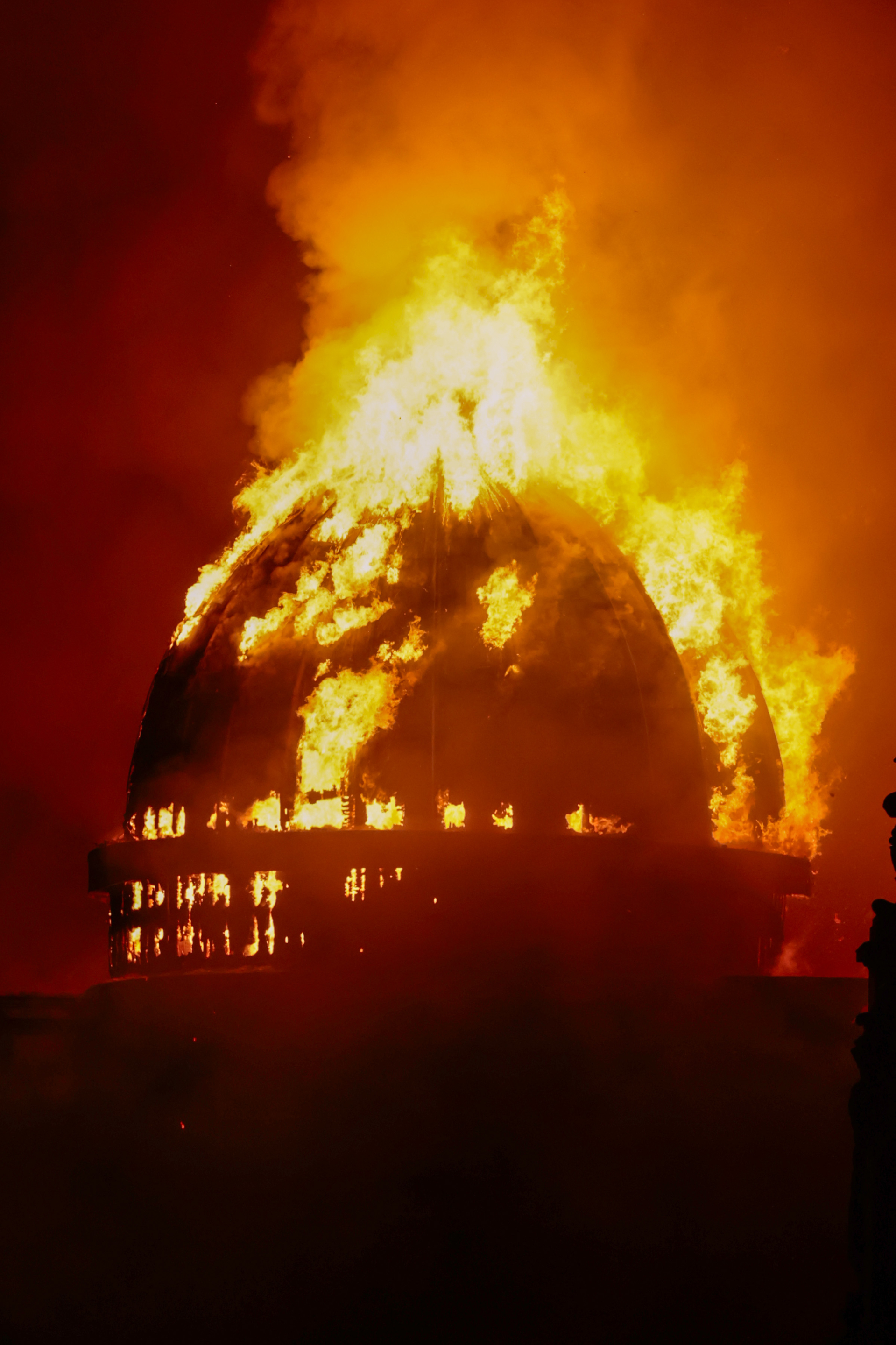 Ch&aacute;y lớn thi&ecirc;u rụi t&ograve;a nh&agrave; biểu tượng lịch sử tại trung t&acirc;m th&agrave;nh phố, 15 xe cứu hỏa được điều động- Ảnh 1.