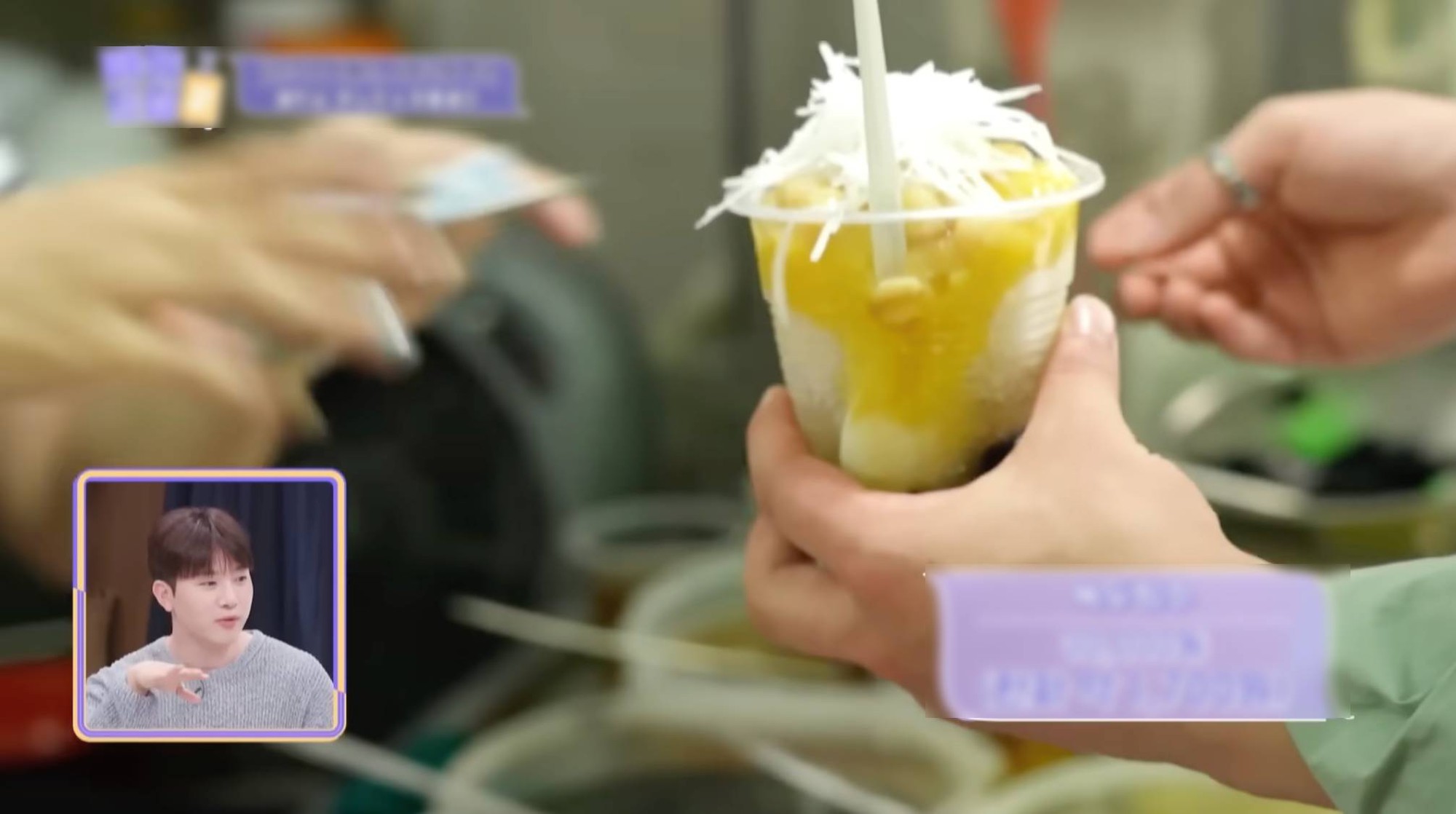 M&oacute;n ăn 25.000 đồng của Việt Nam l&ecirc;n đ&agrave;i H&agrave;n Quốc, sao nam ngồi ghế nhựa say m&ecirc; ăn giữa phố- Ảnh 2.