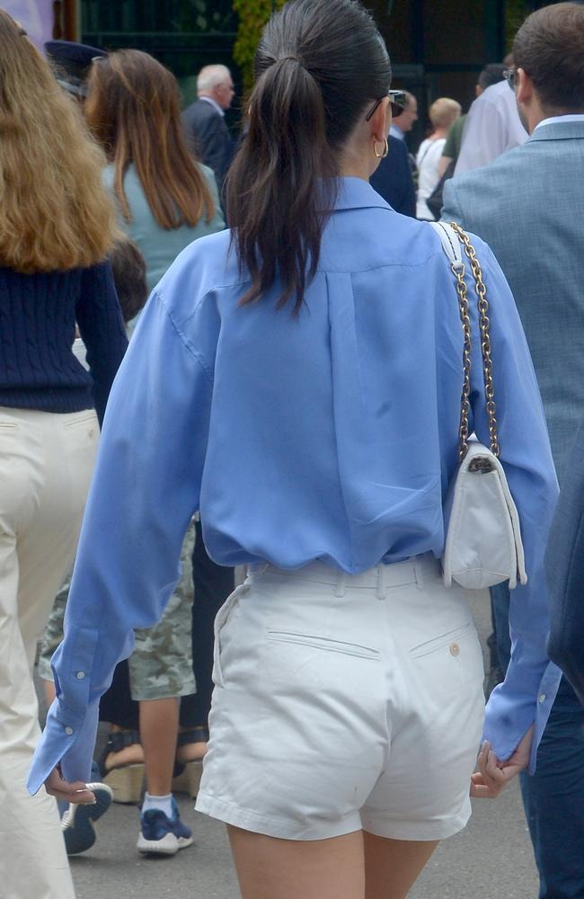 Mỹ nữ chỉ diện &aacute;o sơ mi + quần short m&agrave; "ph&aacute;t s&aacute;ng" trong đ&aacute;m đ&ocirc;ng- Ảnh 3.