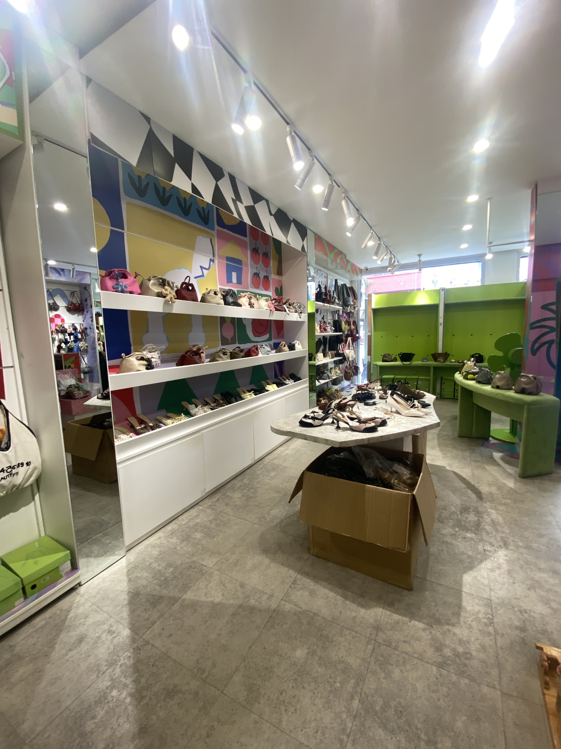 [CLIP] Ghi nhận t&igrave;nh trạng hiện tại của CHAUTFIFTH sau chiến dịch quảng c&aacute;o "coi thường phụ nữ": Nh&acirc;n vi&ecirc;n, kh&aacute;ch h&agrave;ng n&oacute;i g&igrave;?- Ảnh 3.