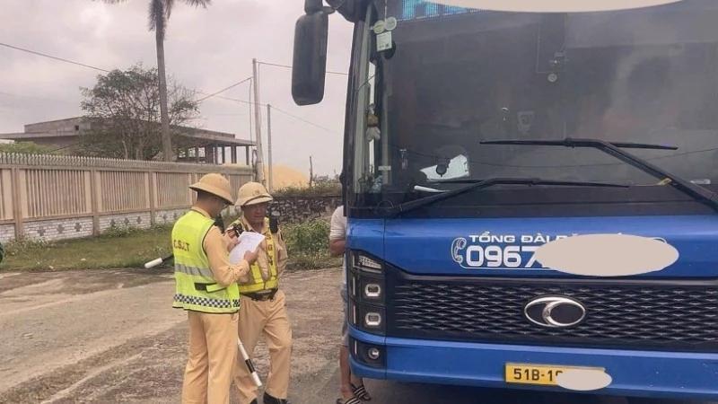 Bị người dân "tố" qua Zalo đến Cục trưởng CSGT: Xe khách bị phạt 150 triệu đồng- Ảnh 1. Bị người dân "tố" qua Zalo đến Cục trưởng CSGT: Xe khách bị phạt 150 triệu đồng- Ảnh 1.