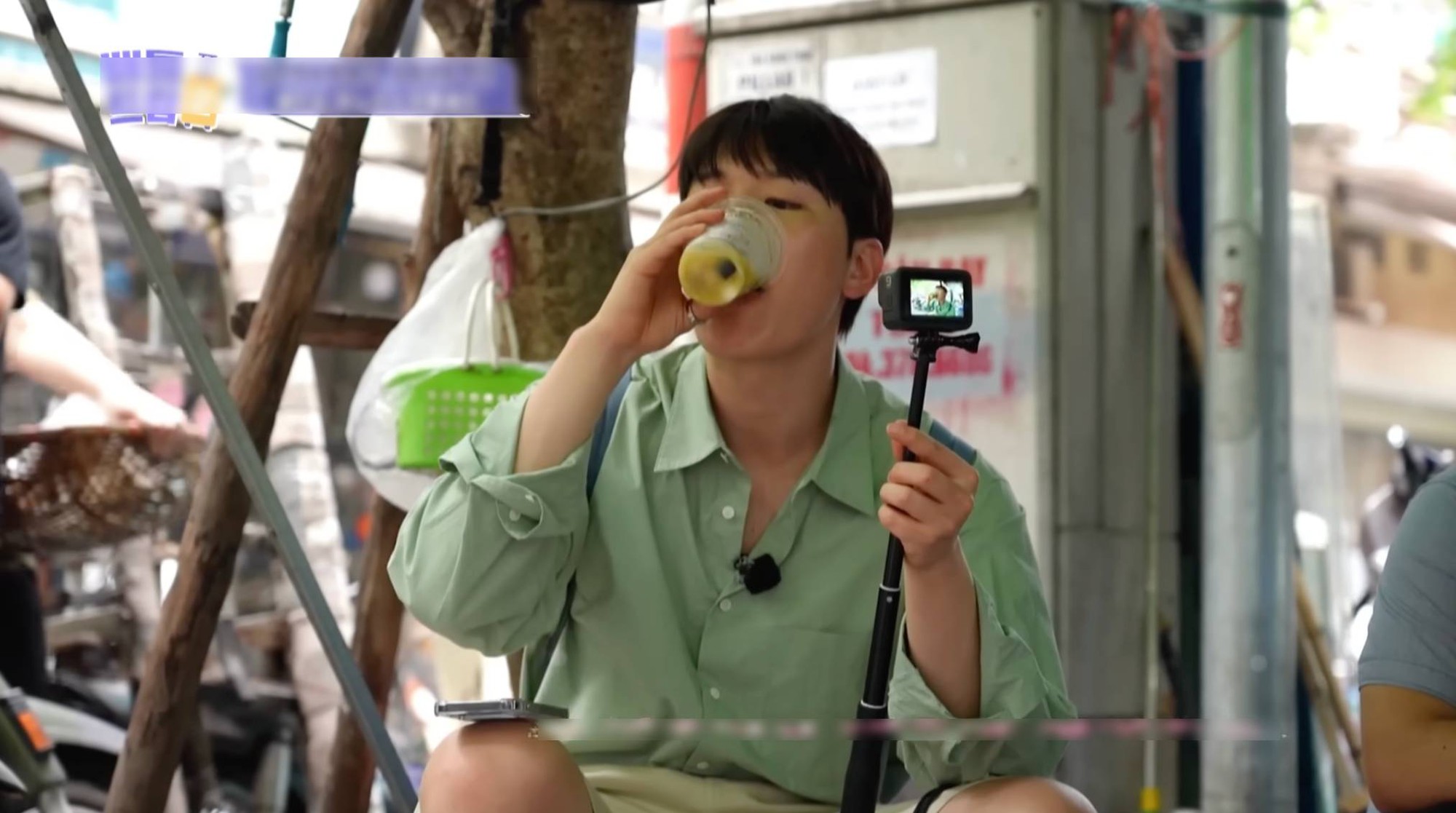 M&oacute;n ăn 25.000 đồng của Việt Nam l&ecirc;n đ&agrave;i H&agrave;n Quốc, sao nam ngồi ghế nhựa say m&ecirc; ăn giữa phố- Ảnh 4.