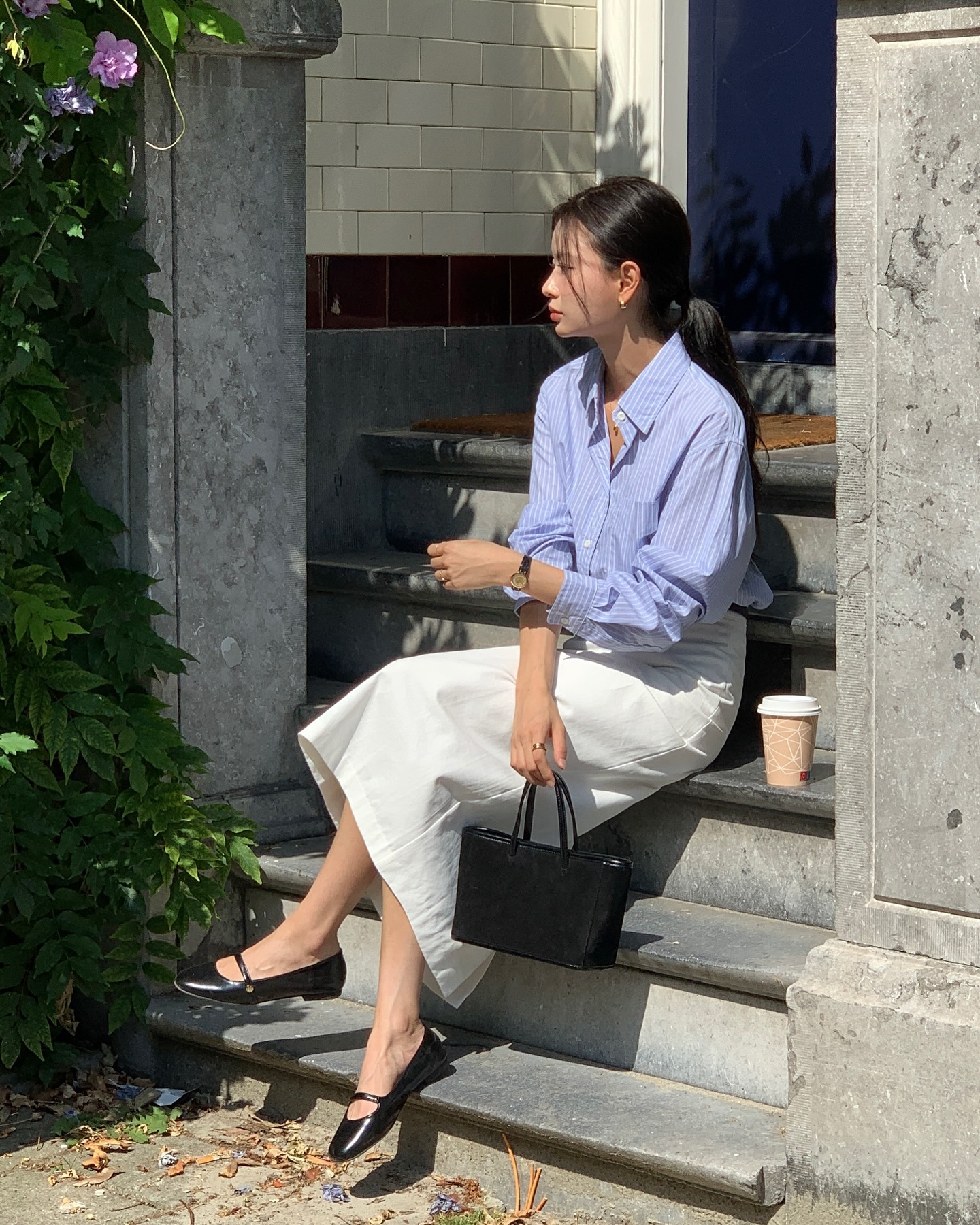 Mặc ch&acirc;n v&aacute;y trắng m&ugrave;a n&agrave;y l&agrave; qu&aacute; hợp, c&oacute; &iacute;t nhất 5 c&aacute;ch mix gi&uacute;p vẻ ngo&agrave;i xinh tươi v&agrave; trang nh&atilde;- Ảnh 9.