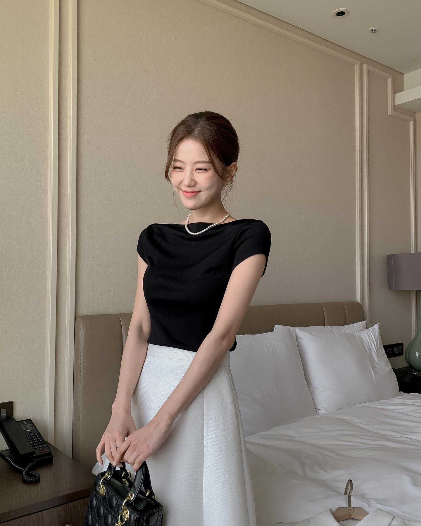 Mặc ch&acirc;n v&aacute;y trắng m&ugrave;a n&agrave;y l&agrave; qu&aacute; hợp, c&oacute; &iacute;t nhất 5 c&aacute;ch mix gi&uacute;p vẻ ngo&agrave;i xinh tươi v&agrave; trang nh&atilde;- Ảnh 7.