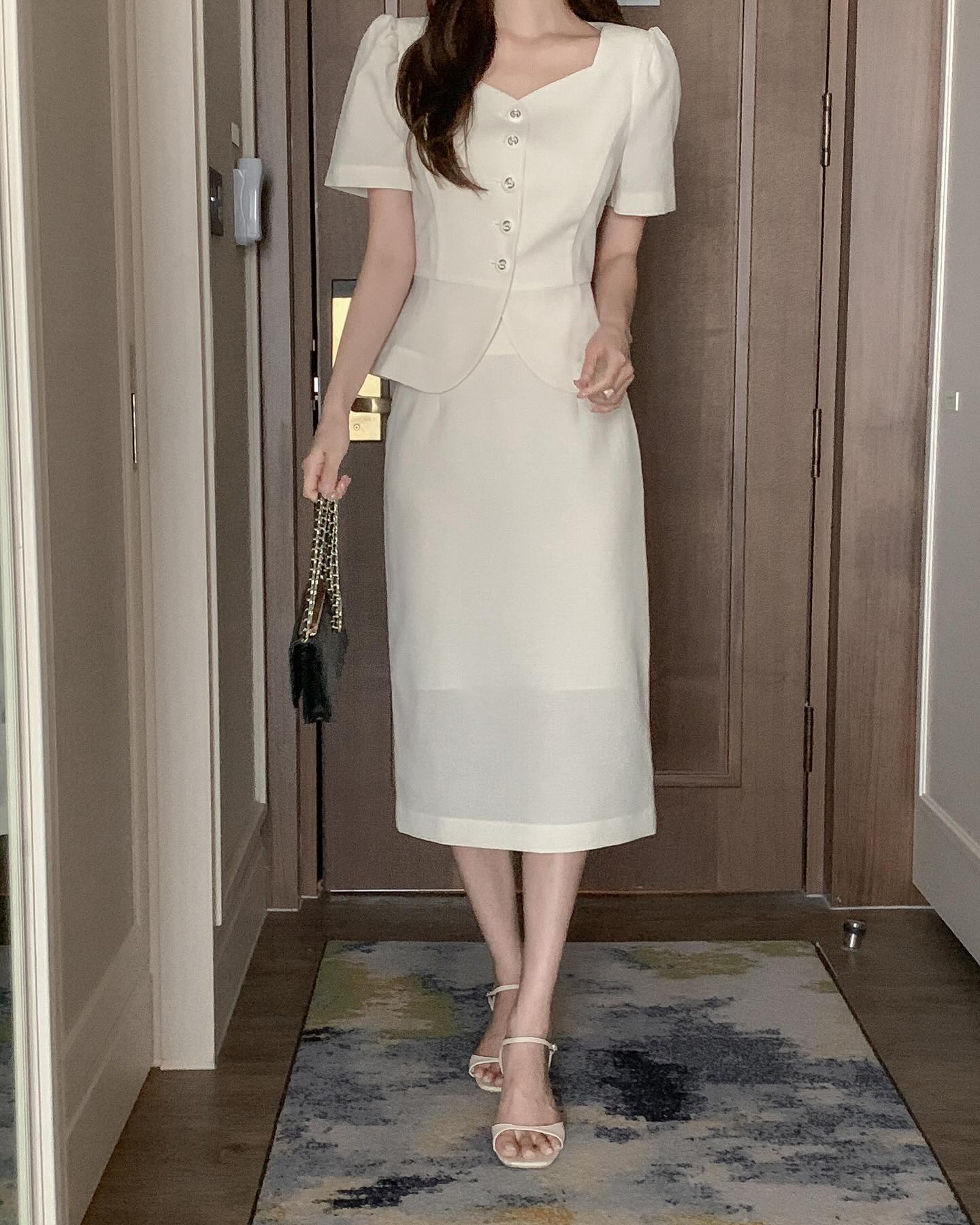 Mặc ch&acirc;n v&aacute;y trắng m&ugrave;a n&agrave;y l&agrave; qu&aacute; hợp, c&oacute; &iacute;t nhất 5 c&aacute;ch mix gi&uacute;p vẻ ngo&agrave;i xinh tươi v&agrave; trang nh&atilde;- Ảnh 2.