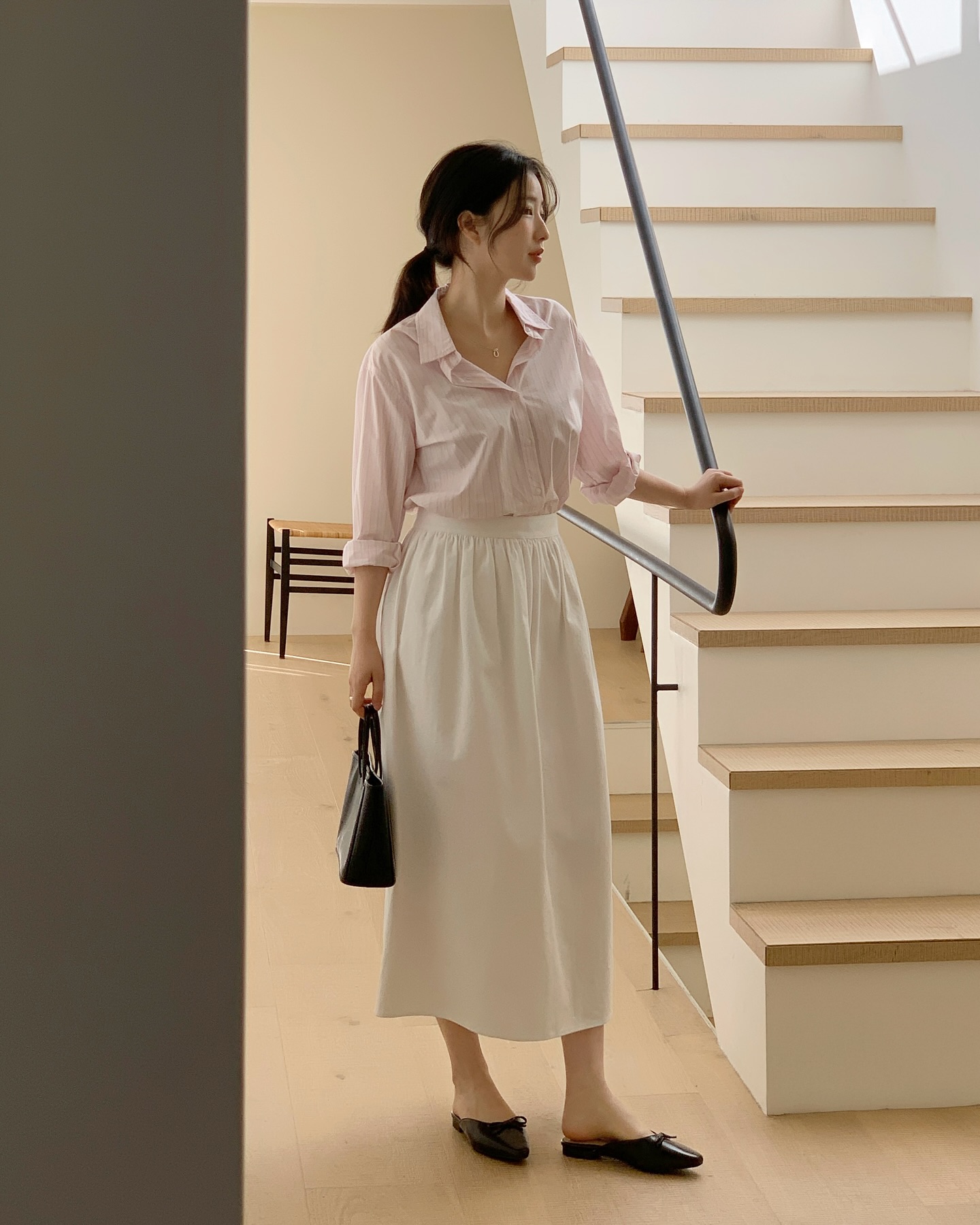 Mặc ch&acirc;n v&aacute;y trắng m&ugrave;a n&agrave;y l&agrave; qu&aacute; hợp, c&oacute; &iacute;t nhất 5 c&aacute;ch mix gi&uacute;p vẻ ngo&agrave;i xinh tươi v&agrave; trang nh&atilde;- Ảnh 10.