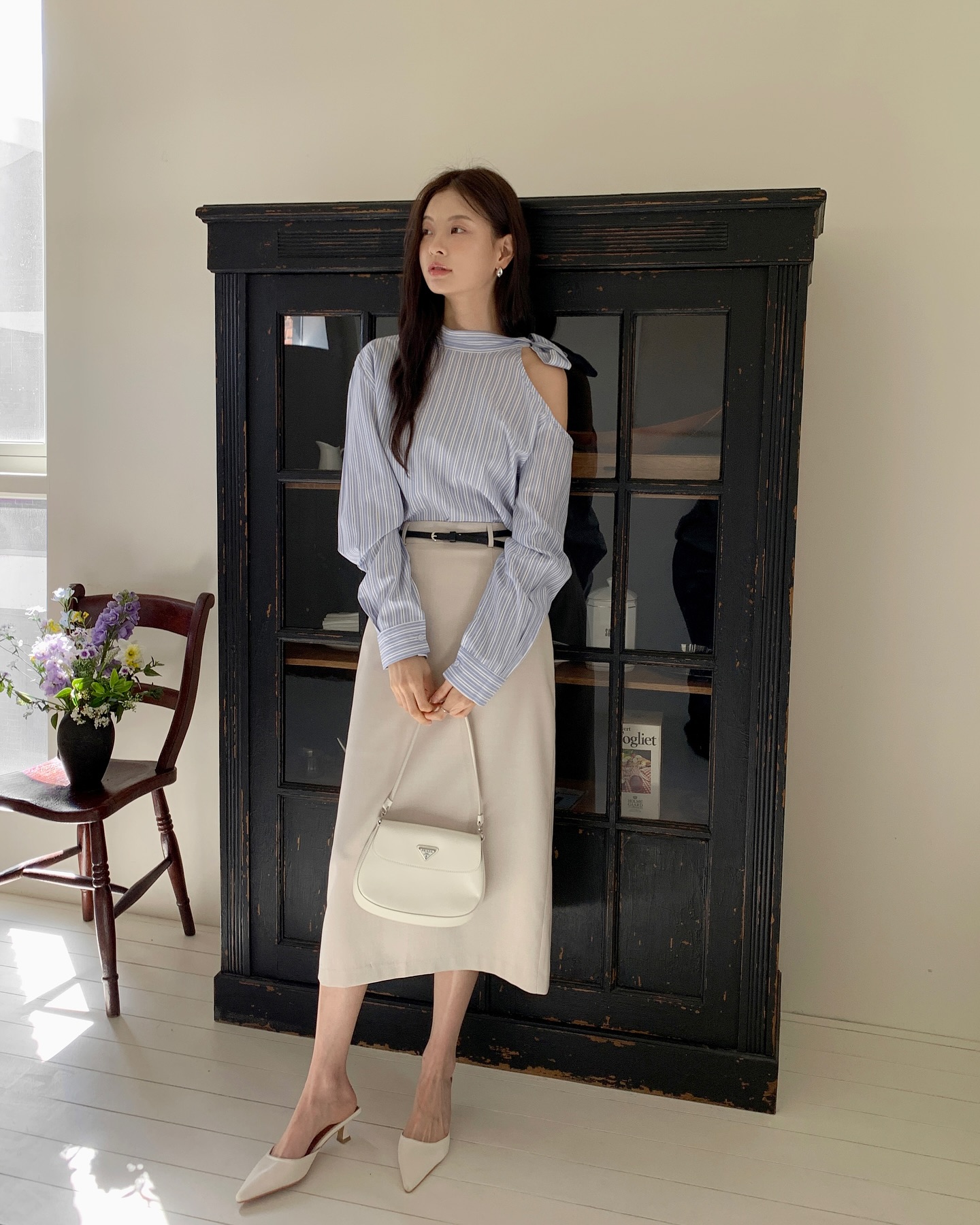 Mặc ch&acirc;n v&aacute;y trắng m&ugrave;a n&agrave;y l&agrave; qu&aacute; hợp, c&oacute; &iacute;t nhất 5 c&aacute;ch mix gi&uacute;p vẻ ngo&agrave;i xinh tươi v&agrave; trang nh&atilde;- Ảnh 5.