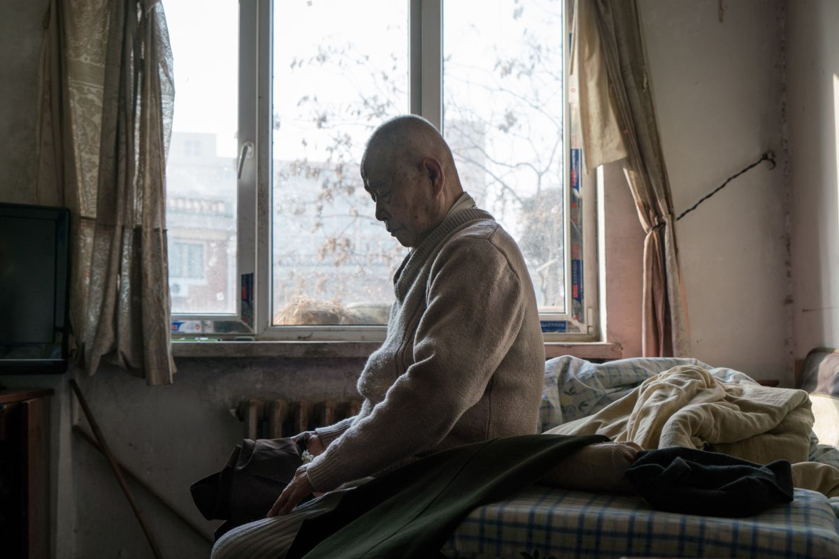 Chăm bố chồng nằm viện 10 năm, con d&acirc;u chỉ nhận được hộp b&aacute;nh v&agrave; một xấp tiền lẻ: B&agrave;i học đắt gi&aacute; cho người chọn sống tử tế- Ảnh 1.