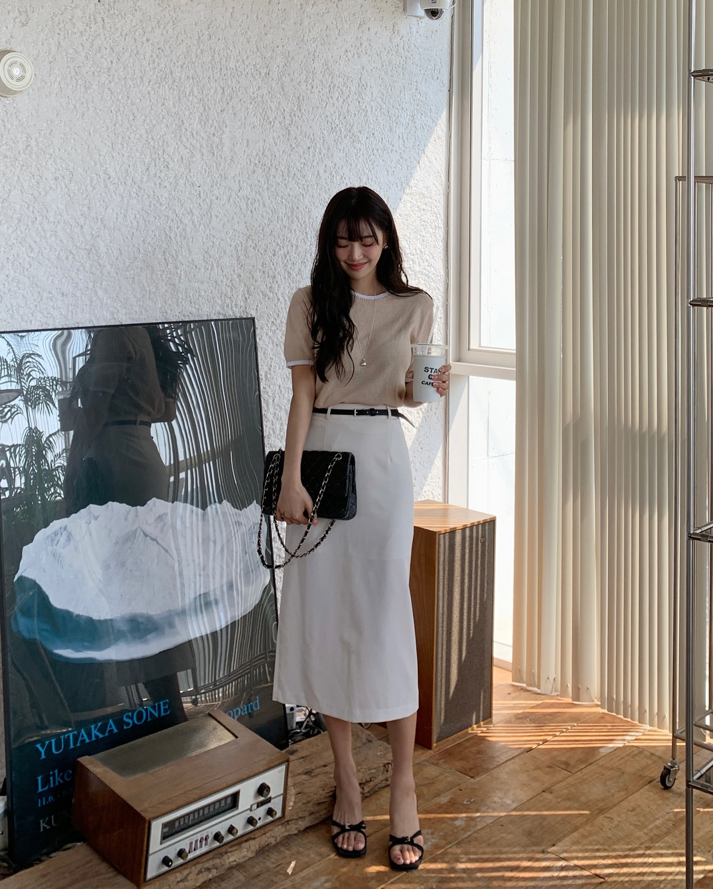 Mặc ch&acirc;n v&aacute;y trắng m&ugrave;a n&agrave;y l&agrave; qu&aacute; hợp, c&oacute; &iacute;t nhất 5 c&aacute;ch mix gi&uacute;p vẻ ngo&agrave;i xinh tươi v&agrave; trang nh&atilde;- Ảnh 4.