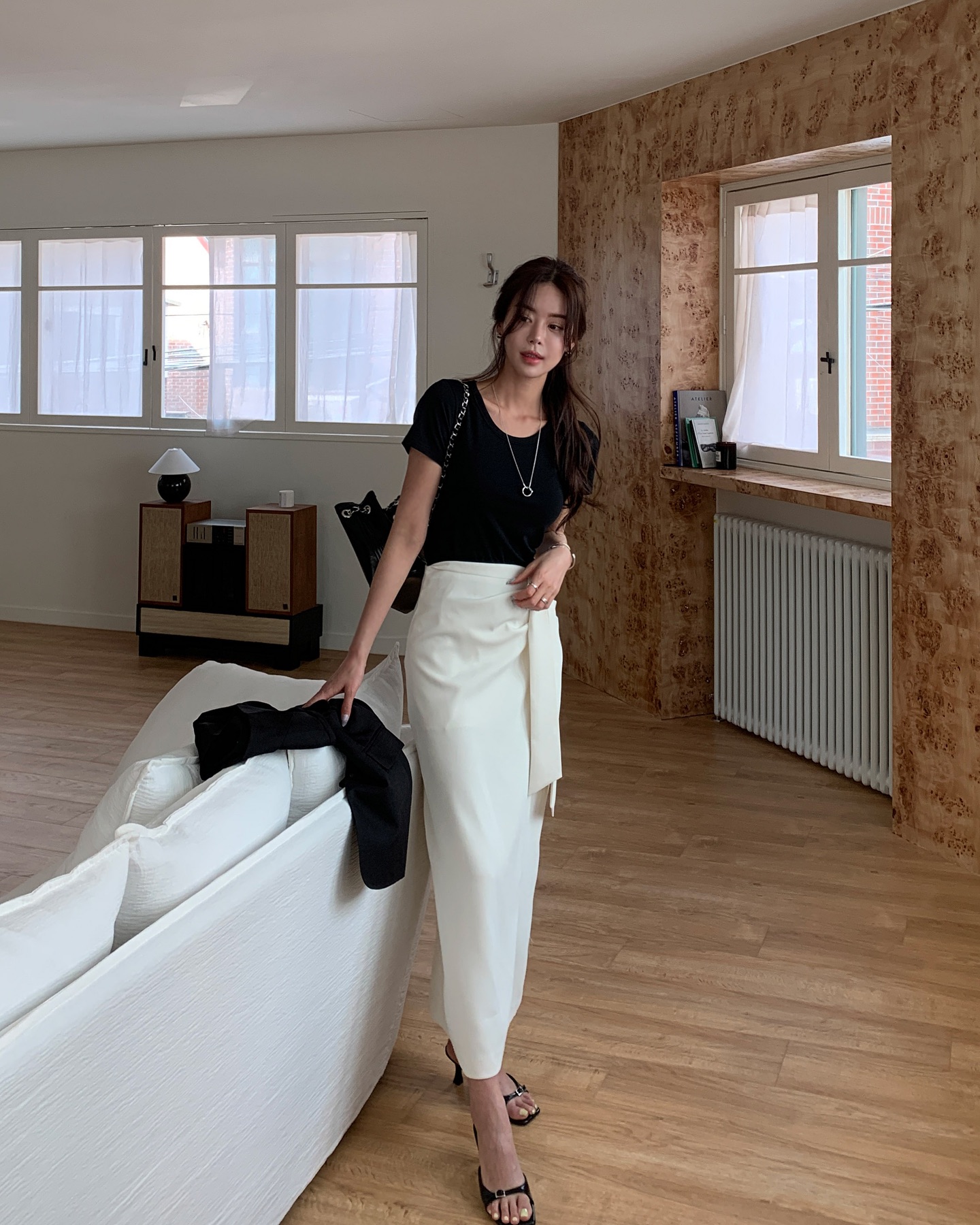 Mặc ch&acirc;n v&aacute;y trắng m&ugrave;a n&agrave;y l&agrave; qu&aacute; hợp, c&oacute; &iacute;t nhất 5 c&aacute;ch mix gi&uacute;p vẻ ngo&agrave;i xinh tươi v&agrave; trang nh&atilde;- Ảnh 8.