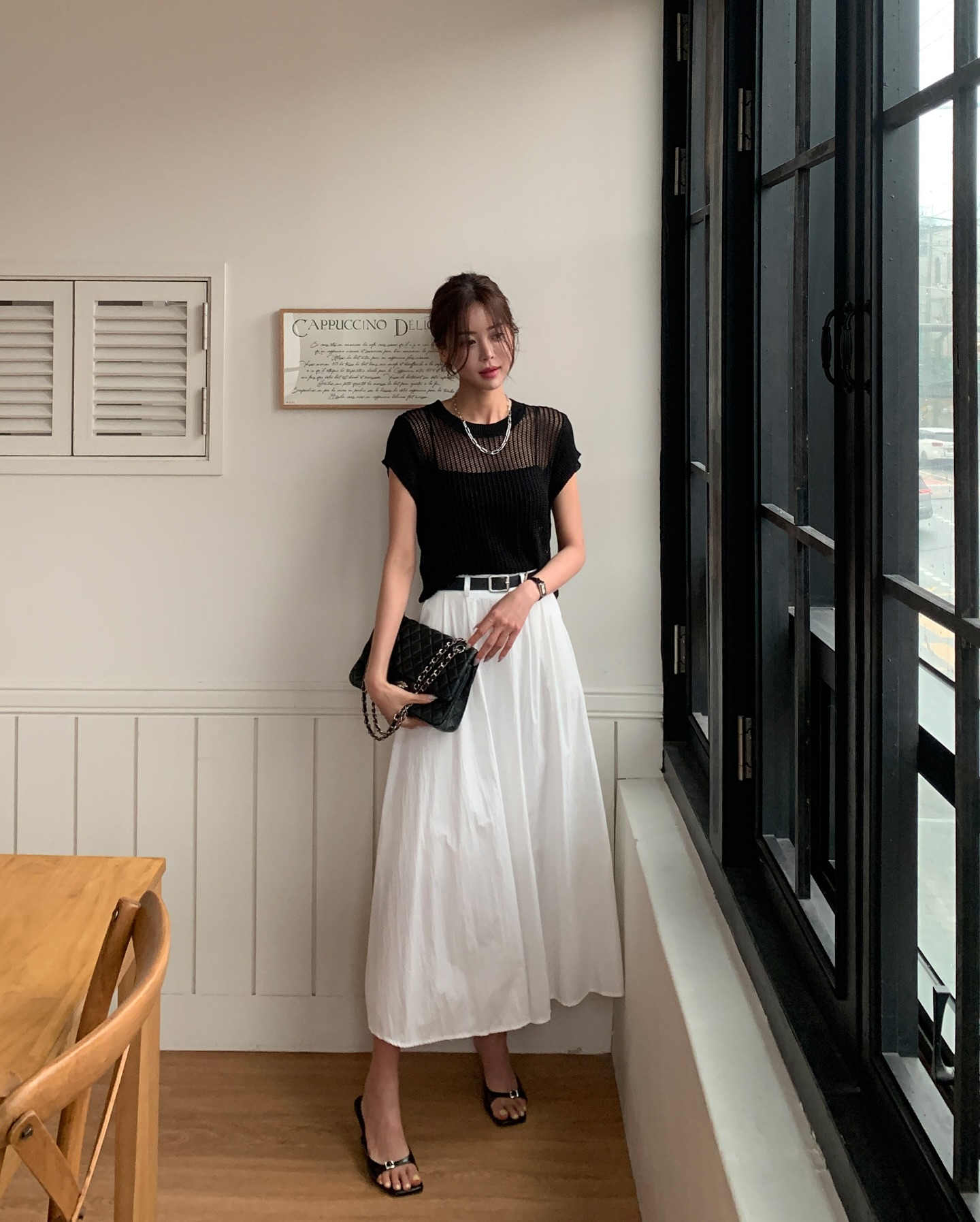 Mặc ch&acirc;n v&aacute;y trắng m&ugrave;a n&agrave;y l&agrave; qu&aacute; hợp, c&oacute; &iacute;t nhất 5 c&aacute;ch mix gi&uacute;p vẻ ngo&agrave;i xinh tươi v&agrave; trang nh&atilde;- Ảnh 3.