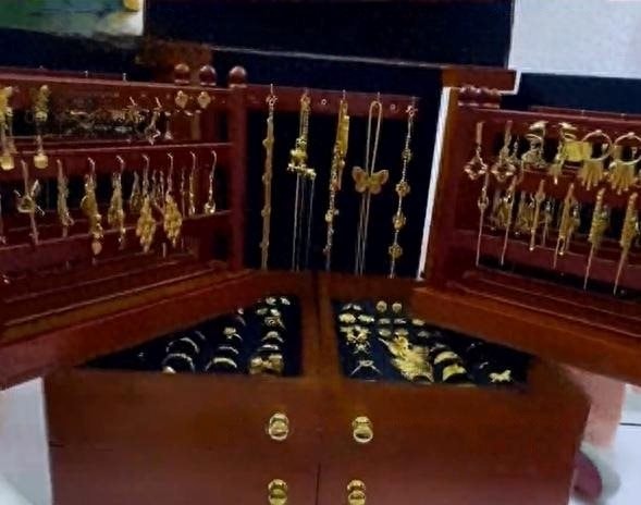 Mang số v&agrave;ng trị gi&aacute; 190 triệu đồng đi b&aacute;n, người phụ nữ chết lặng khi cửa h&agrave;ng n&oacute;i &ldquo;Tất cả đều l&agrave; giả&rdquo;: Cảnh s&aacute;t v&agrave;o cuộc điều tra- Ảnh 1.