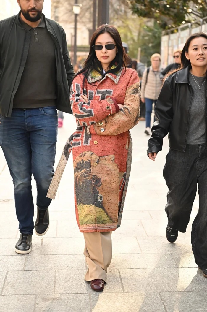 Jennie căng ra mặt, bất lực cầu xin một người đ&agrave;n &ocirc;ng giữa phố: 