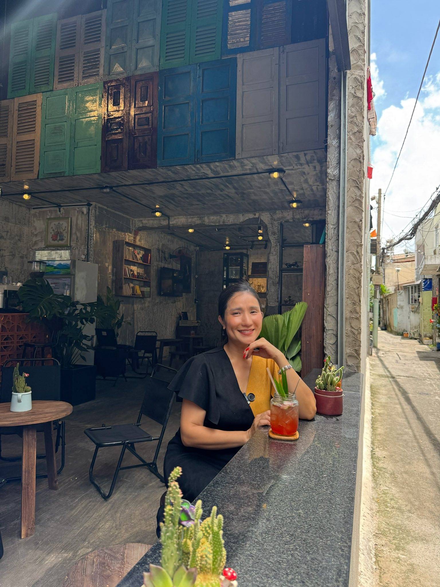 Mẹ đơn th&acirc;n l&agrave; NSƯT nổi tiếng miền Nam một thời: U50 đi b&aacute;n cafe ở G&ograve; Vấp, 25 ngh&igrave;n một ly- Ảnh 3.