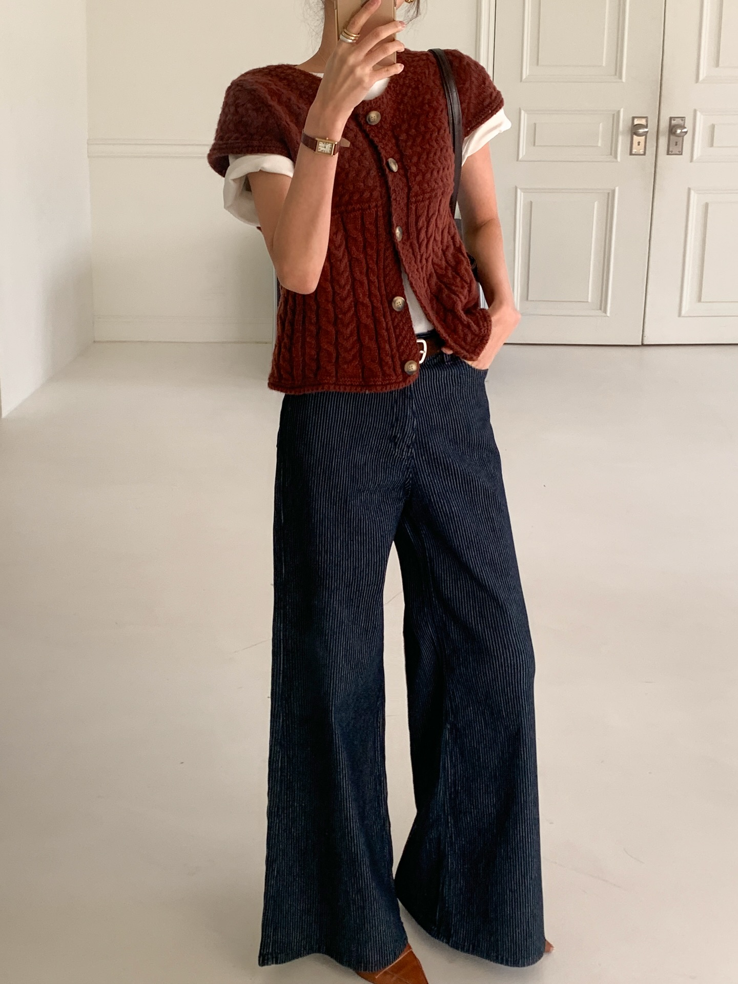 Quần đen đơn giản tới đ&acirc;u cũng trở n&ecirc;n sang chảnh nhờ 5 c&aacute;ch mặc- Ảnh 6.