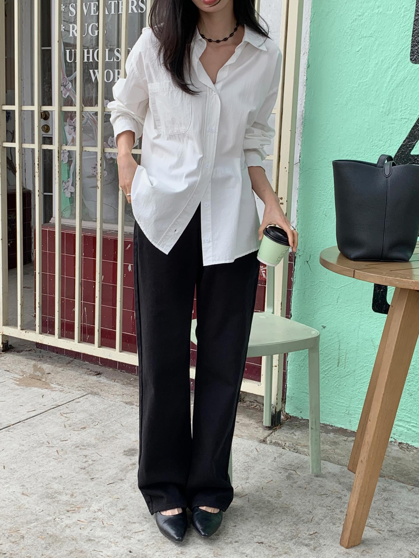 Quần đen đơn giản tới đ&acirc;u cũng trở n&ecirc;n sang chảnh nhờ 5 c&aacute;ch mặc- Ảnh 10.