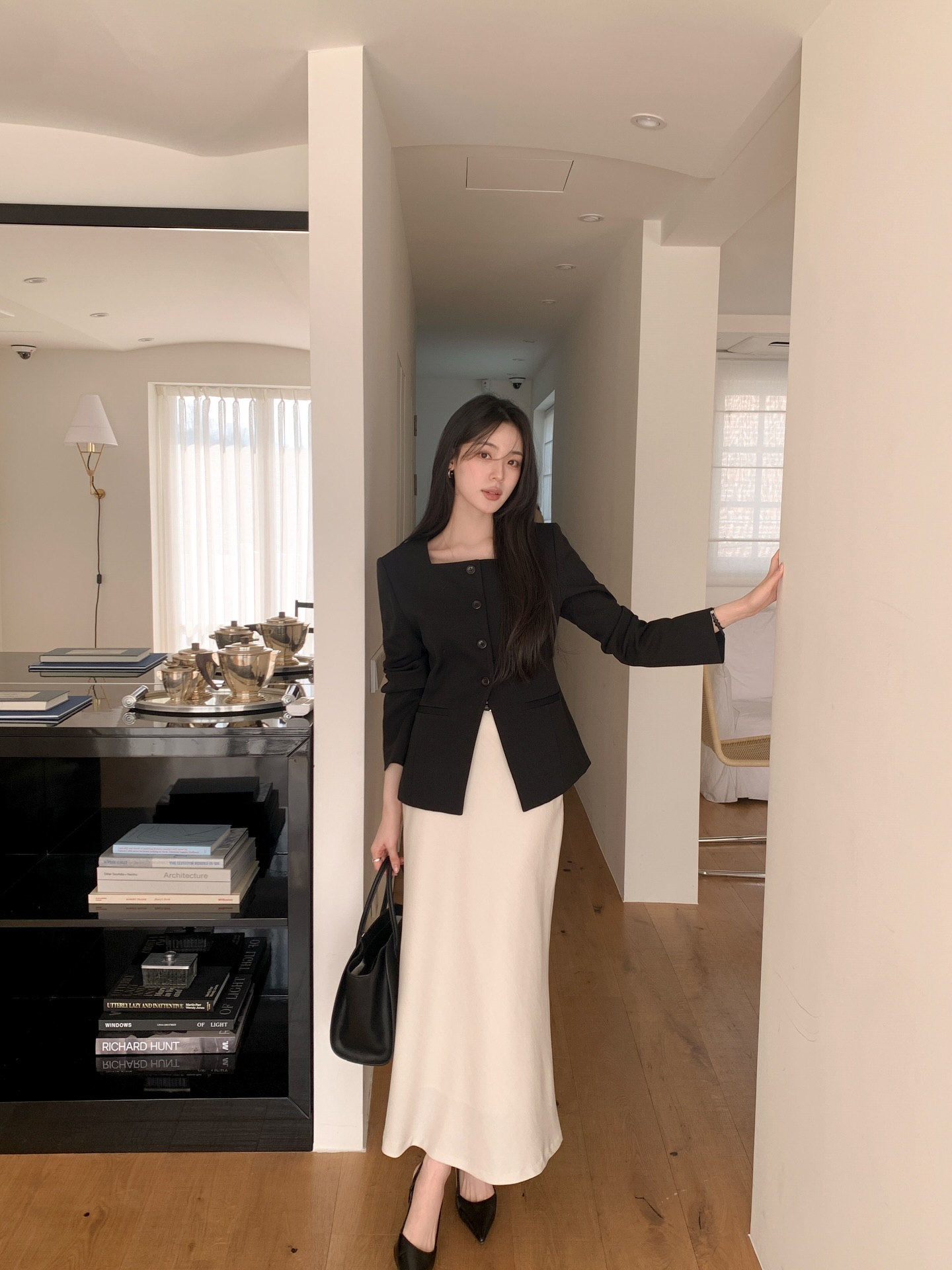 Mặc ch&acirc;n v&aacute;y trắng m&ugrave;a n&agrave;y l&agrave; qu&aacute; hợp, c&oacute; &iacute;t nhất 5 c&aacute;ch mix gi&uacute;p vẻ ngo&agrave;i xinh tươi v&agrave; trang nh&atilde;- Ảnh 1.