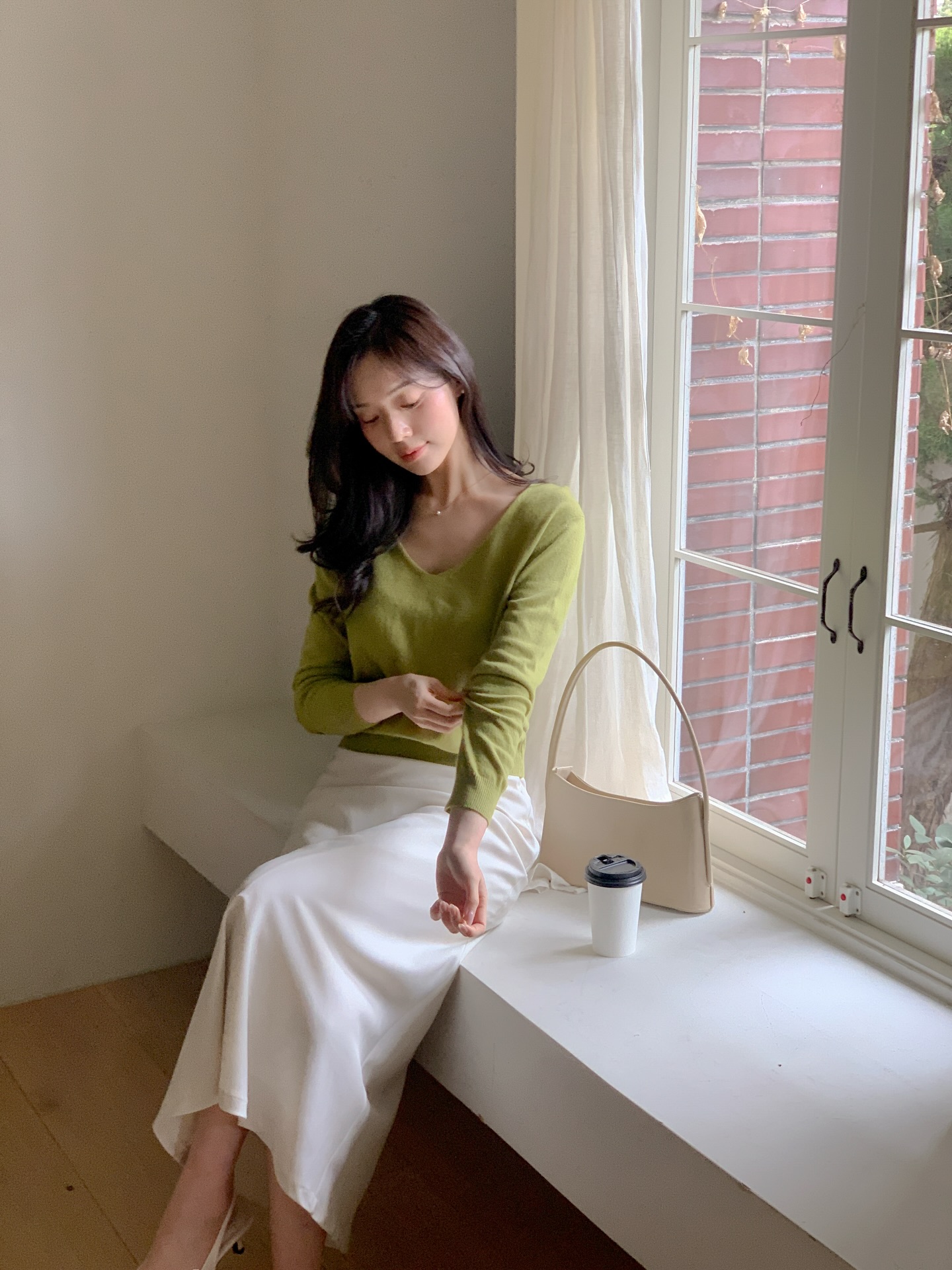 Mặc ch&acirc;n v&aacute;y trắng m&ugrave;a n&agrave;y l&agrave; qu&aacute; hợp, c&oacute; &iacute;t nhất 5 c&aacute;ch mix gi&uacute;p vẻ ngo&agrave;i xinh tươi v&agrave; trang nh&atilde;- Ảnh 6.