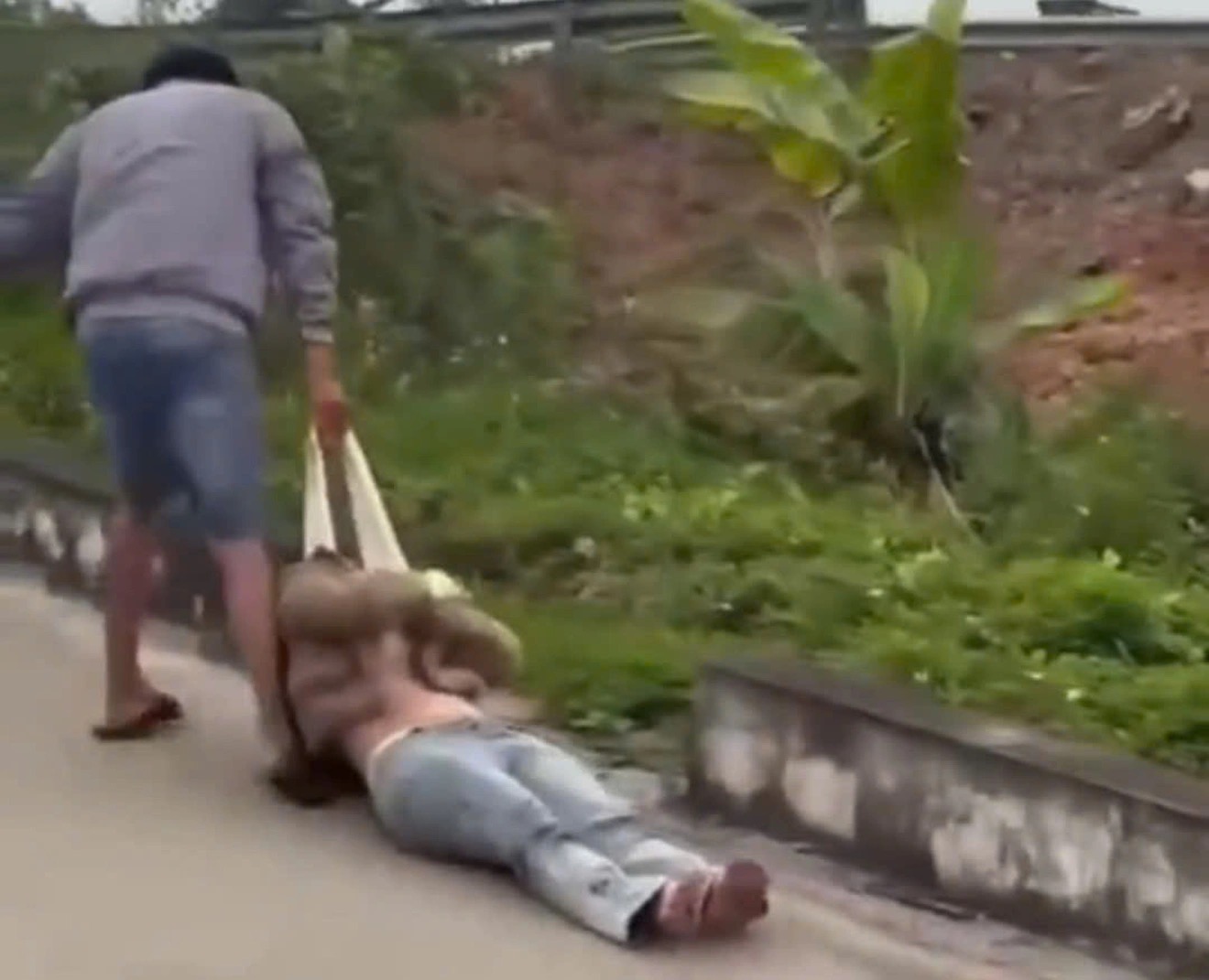 Vụ cô gái bị người đàn ông kéo lê giữa đường ở Hải Phòng: Hé lộ mối quan hệ của cả hai- Ảnh 1. Vụ cô gái bị người đàn ông kéo lê giữa đường ở Hải Phòng: Hé lộ mối quan hệ của cả hai- Ảnh 1.