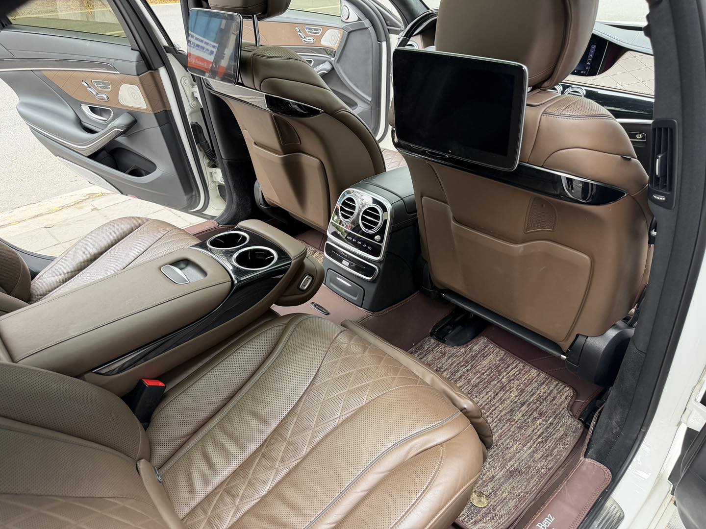 Diễn vi&ecirc;n phim 'Mưa đỏ' tậu Mercedes-Benz S 450 Luxury tặng vợ dịp 8/3: Xe đời 2020 lột x&aacute;c phong c&aacute;ch Maybach, nhập hội c&ugrave;ng Quốc Trường, Ho&agrave; Minzy- Ảnh 8.