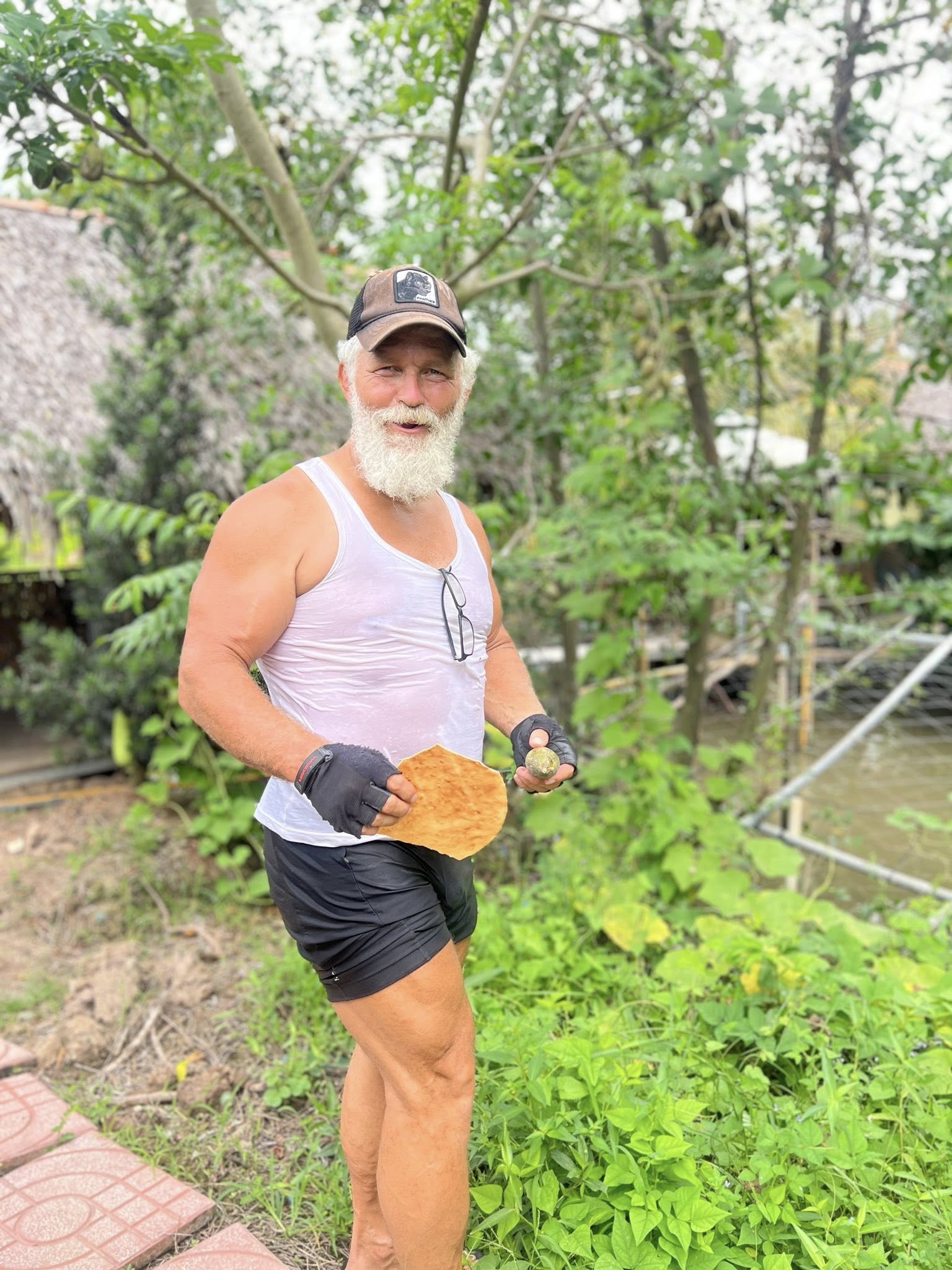 Kh&aacute;ch T&acirc;y tấp v&agrave;o nh&agrave; d&acirc;n Đồng Th&aacute;p ăn uống no say rồi may đồ trả c&ocirc;ng- Ảnh 8.