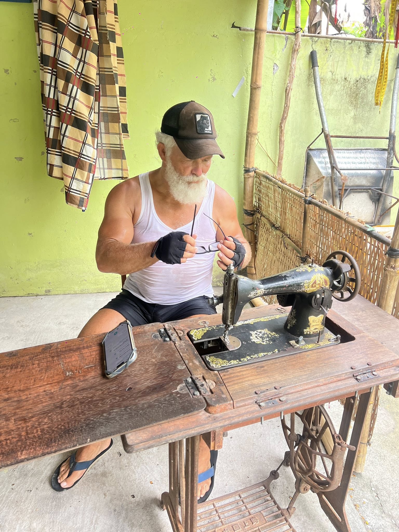 Kh&aacute;ch T&acirc;y tấp v&agrave;o nh&agrave; d&acirc;n Đồng Th&aacute;p ăn uống no say rồi may đồ trả c&ocirc;ng- Ảnh 7.