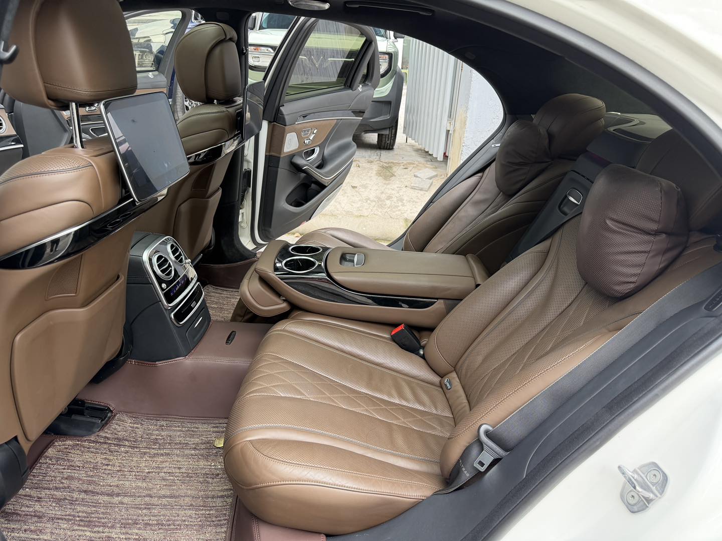 Diễn vi&ecirc;n phim 'Mưa đỏ' tậu Mercedes-Benz S 450 Luxury tặng vợ dịp 8/3: Xe đời 2020 lột x&aacute;c phong c&aacute;ch Maybach, nhập hội c&ugrave;ng Quốc Trường, Ho&agrave; Minzy- Ảnh 7.