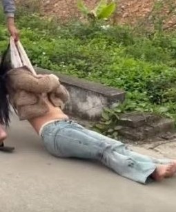 Vụ k&eacute;o l&ecirc; c&ocirc; g&aacute;i tr&ecirc;n đường: Người đ&agrave;n &ocirc;ng đối diện với nhiều tội danh- Ảnh 2.