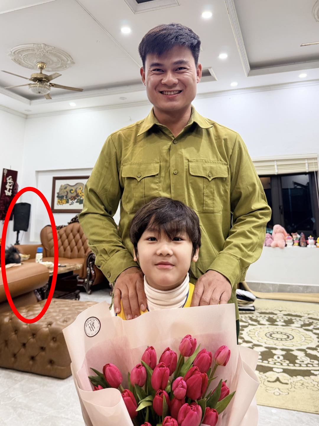 H&ograve;a Minzy l&ecirc;n tiếng về h&igrave;nh ảnh b&eacute; g&aacute;i xuất hiện trong bức ảnh chụp vội- Ảnh 1.