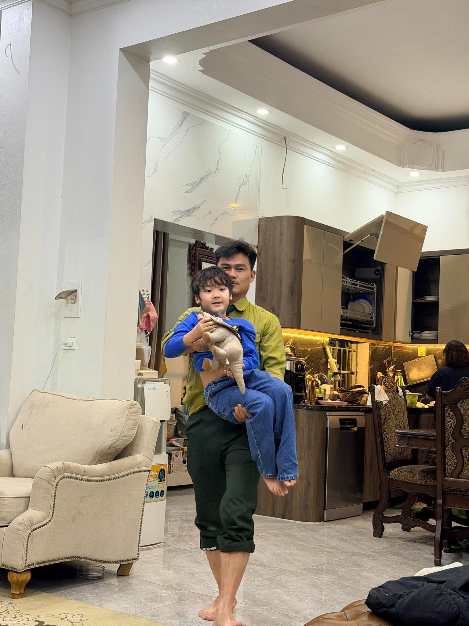 Đại &uacute;y Thăng Văn Cương chăm s&oacute;c con trai H&ograve;a Minzy trong căn biệt thự bề thế ở Bắc Ninh- Ảnh 1.