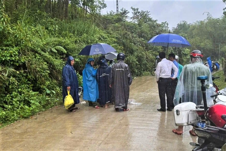&Aacute;o mưa cuốn v&agrave;o b&aacute;nh xe m&aacute;y, người mẹ 25 tuổi tử vong thương t&acirc;m tr&ecirc;n đường đưa con đi học về- Ảnh 1.