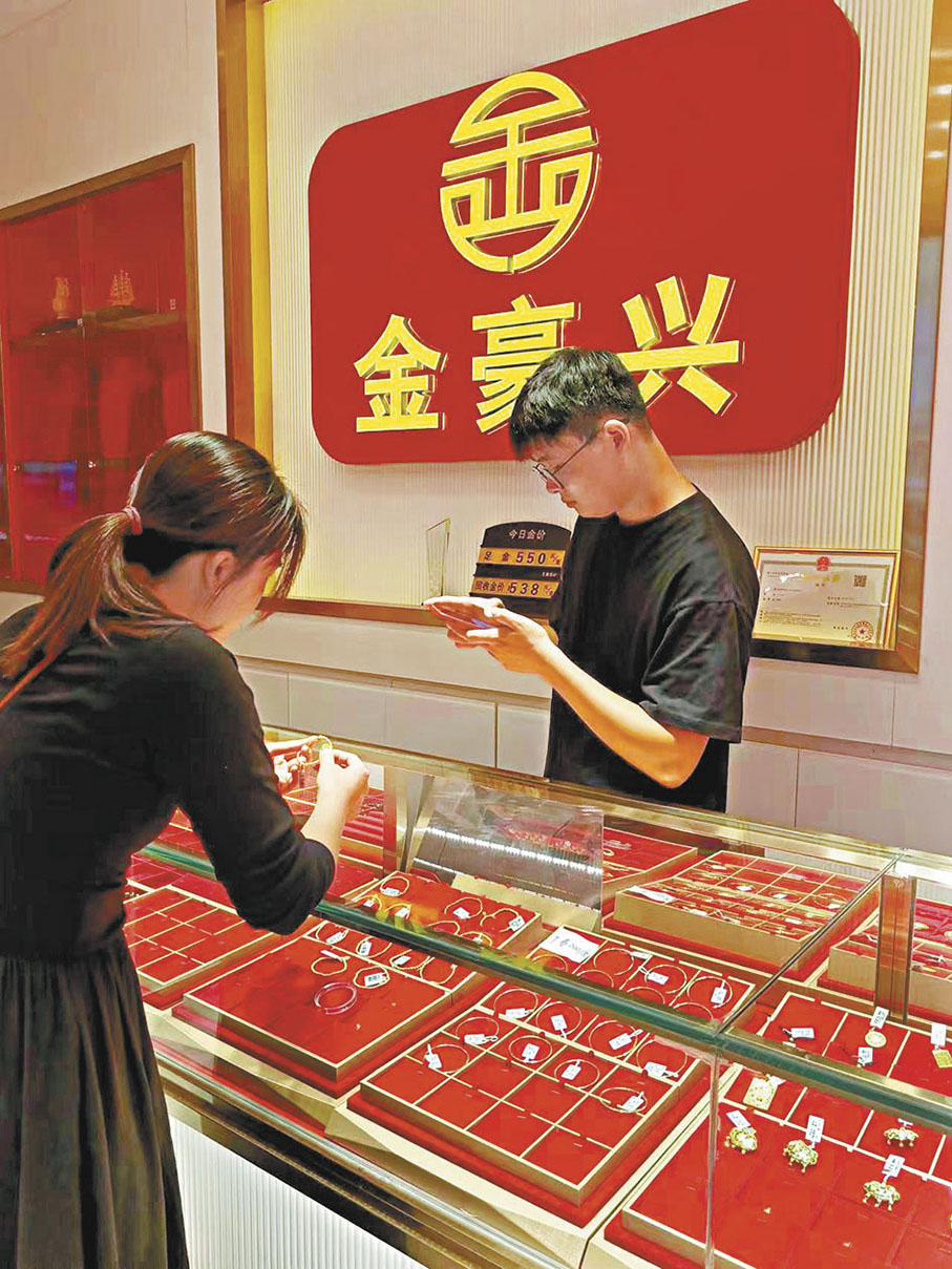 C&oacute; lương l&agrave; đi mua v&agrave;ng: Phải cầm được v&agrave;ng trong tay, chi ti&ecirc;u mua sắm g&igrave; cũng xếp sau v&agrave;ng hết- Ảnh 3.