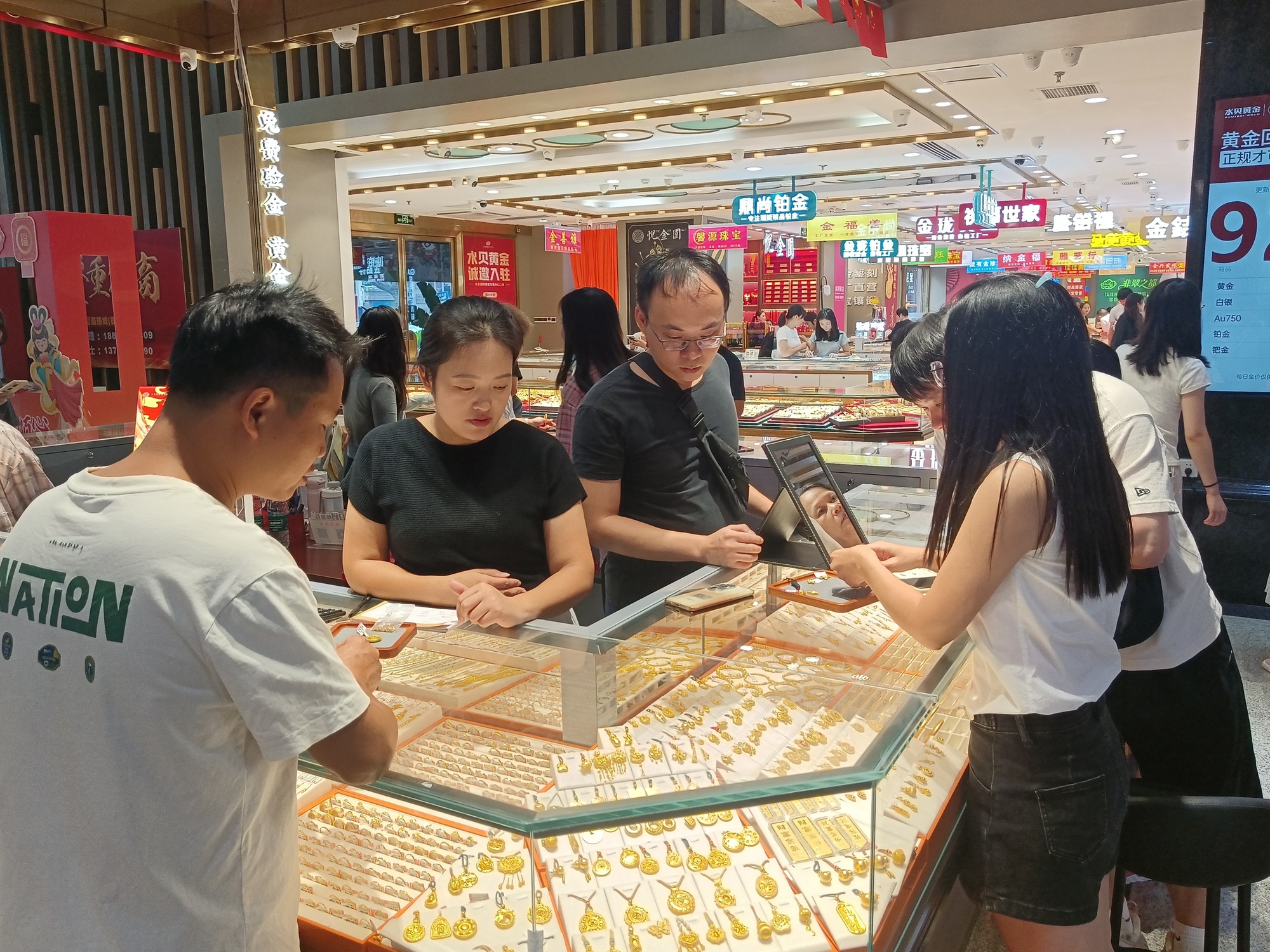 C&oacute; lương l&agrave; đi mua v&agrave;ng: Phải cầm được v&agrave;ng trong tay, chi ti&ecirc;u mua sắm g&igrave; cũng xếp sau v&agrave;ng hết- Ảnh 1.