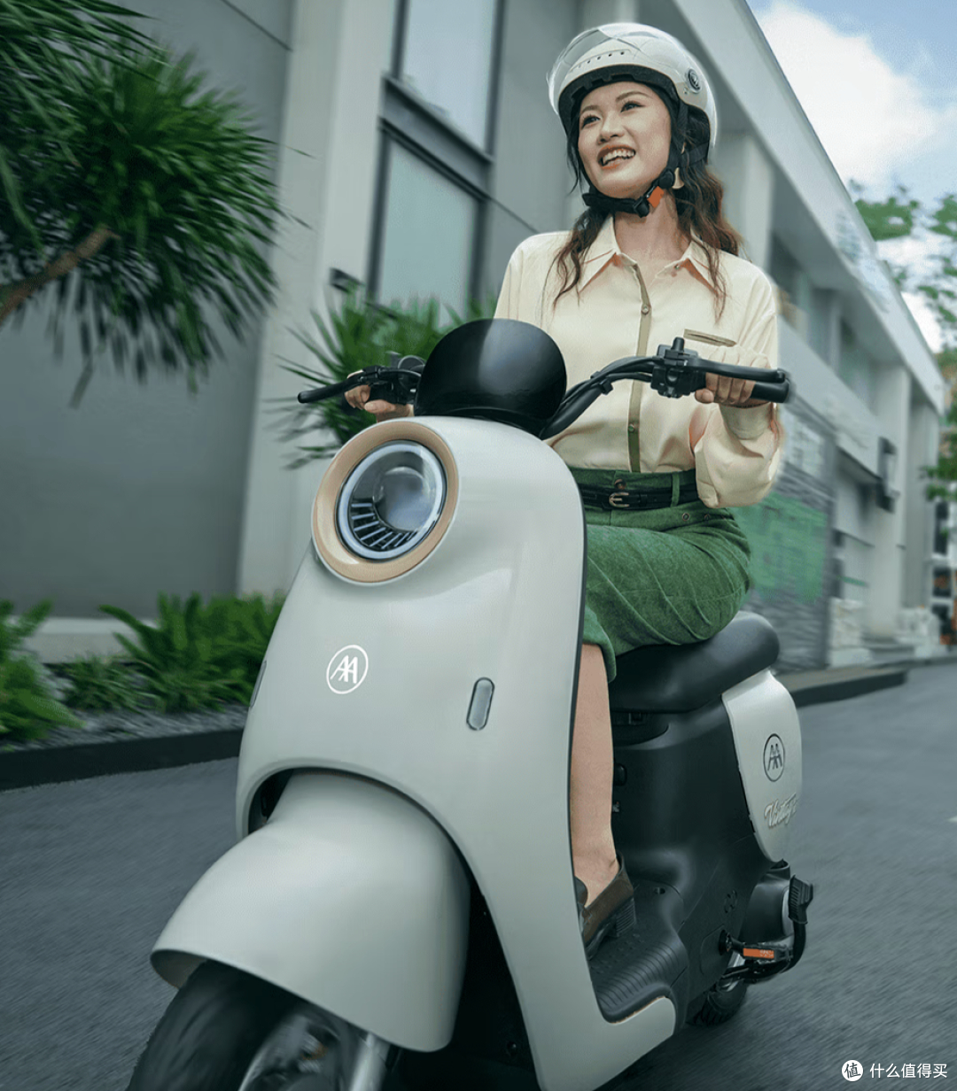 Gi&aacute; xăng tăng mạnh, nhiều gia đ&igrave;nh bắt đầu t&iacute;nh lại chuyện đi lại: Xe điện đang th&agrave;nh lựa chọn mới- Ảnh 1.